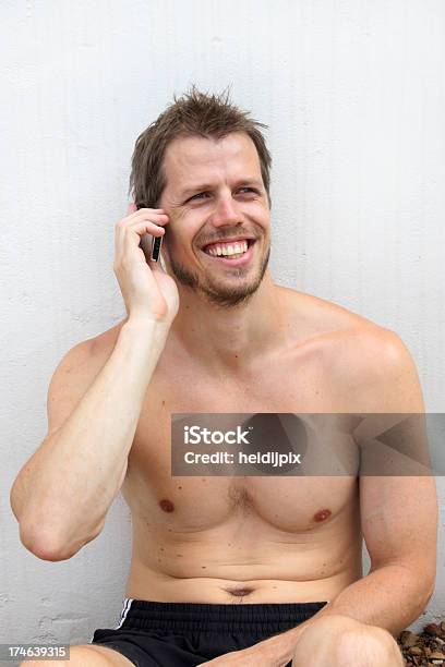 Homem Bonito No Telefone - Fotografias de stock e mais imagens de A usar um telefone - A usar um telefone, Adulto, Adulto de idade mediana