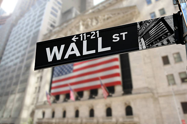 szczegóły znak wall street - wall street new york stock exchange stock exchange street zdjęcia i obrazy z banku zdjęć
