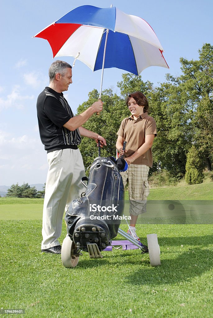 Vater und Sohn spielen golf - Lizenzfrei 10-11 Jahre Stock-Foto