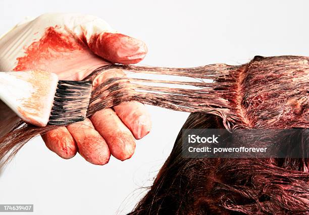 A Coloração Do Cabelo - Fotografias de stock e mais imagens de Matéria Corante - Matéria Corante, Salão de Cabeleireiro, Tinta de Cabelo