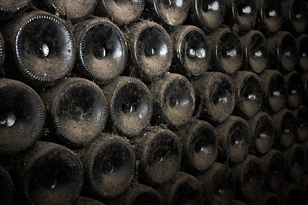 poussière des vieux bouteilles de vin - dust old cabernet sauvignon grape aging process photos et images de collection