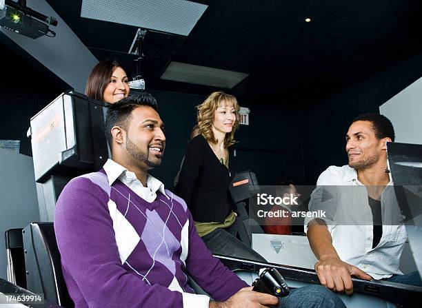 Team Building Divertimento - Fotografie stock e altre immagini di Sala giochi - Locale di intrattenimento - Sala giochi - Locale di intrattenimento, Simulatore, Adulto