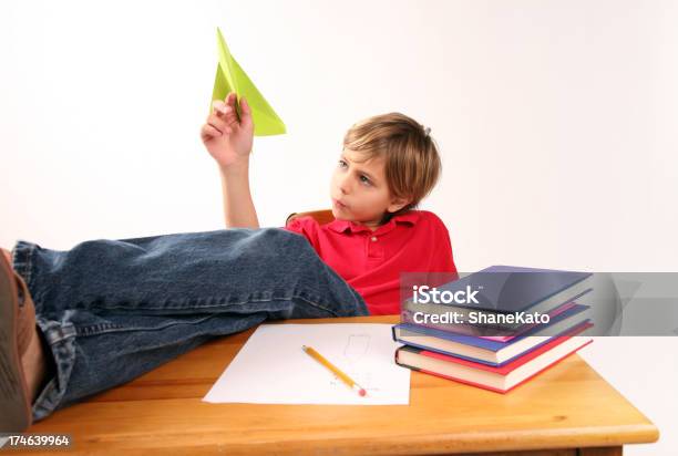 Estudiante Aburrido Jugando Con Avión De Papel Soñar Despierto Foto de stock y más banco de imágenes de Aburrimiento