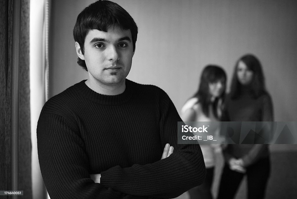 Retrato de um jovem com duas mulheres no fundo - Royalty-free Adulto Foto de stock