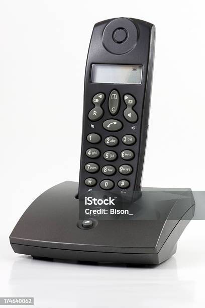 Teléfono Foto de stock y más banco de imágenes de Artículos domésticos - Artículos domésticos, Bluetooth, Color negro