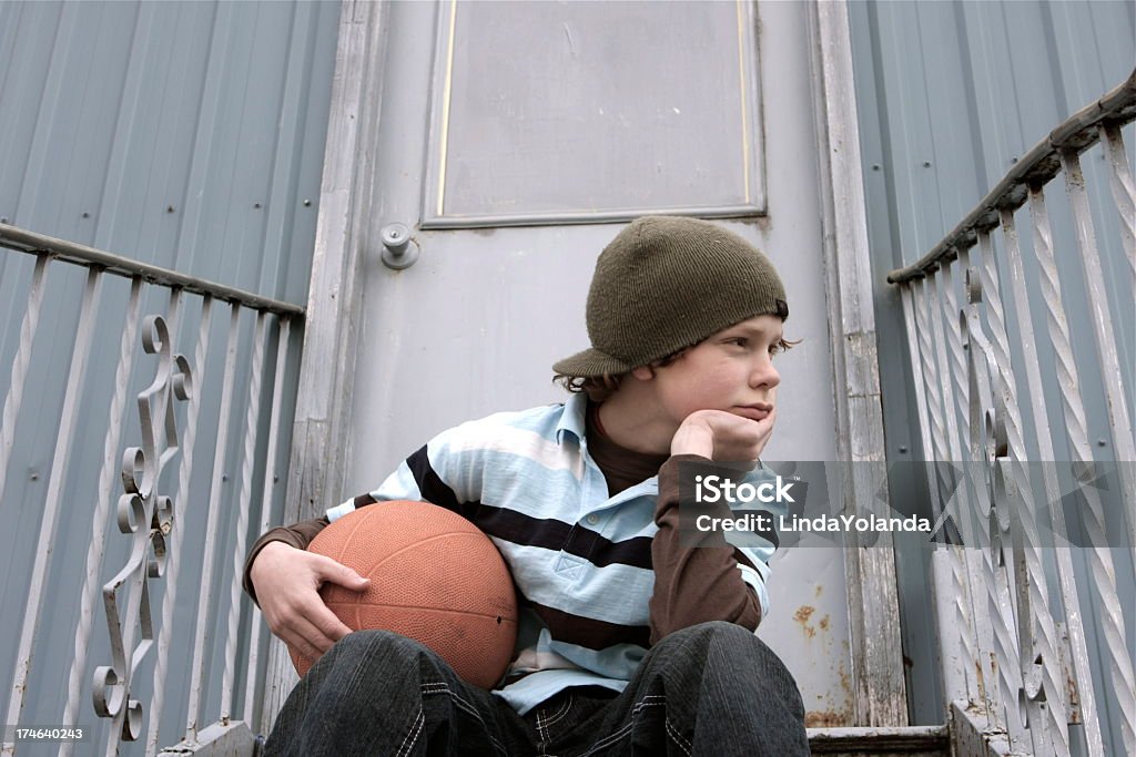 Garçon et de basket-ball - Photo de Tristesse libre de droits