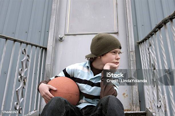 Photo libre de droit de Garçon Et De Basketball banque d'images et plus d'images libres de droit de Tristesse - Tristesse, Enfant, Petits garçons