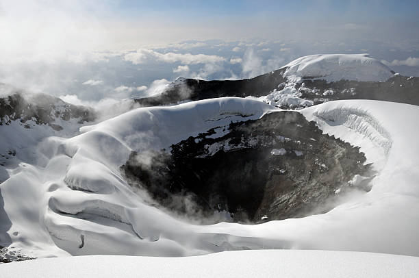 cotopaxi cráter - crater rim fotografías e imágenes de stock