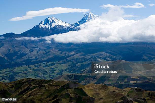 Gipfeltreffen Der Ilinizavulkan Stockfoto und mehr Bilder von Berg - Berg, Berggipfel, Cumulus