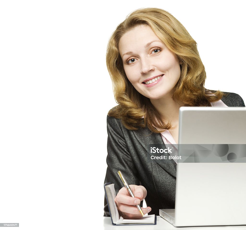 Деловая женщина работает на ноутбуке - Стоковые фото 20-24 года роялти-фри
