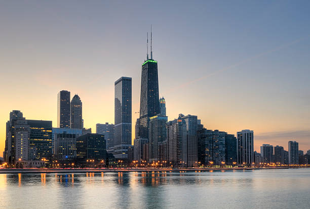 northern chicago skyline bei sonnenuntergang - chicago illinois lake hancock building stock-fotos und bilder