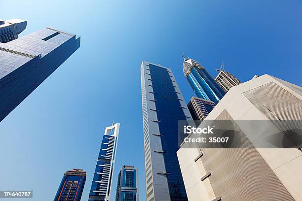Photo libre de droit de Lhorizon De Dubaï banque d'images et plus d'images libres de droit de Affaires - Affaires, Affaires d'entreprise, Architecture