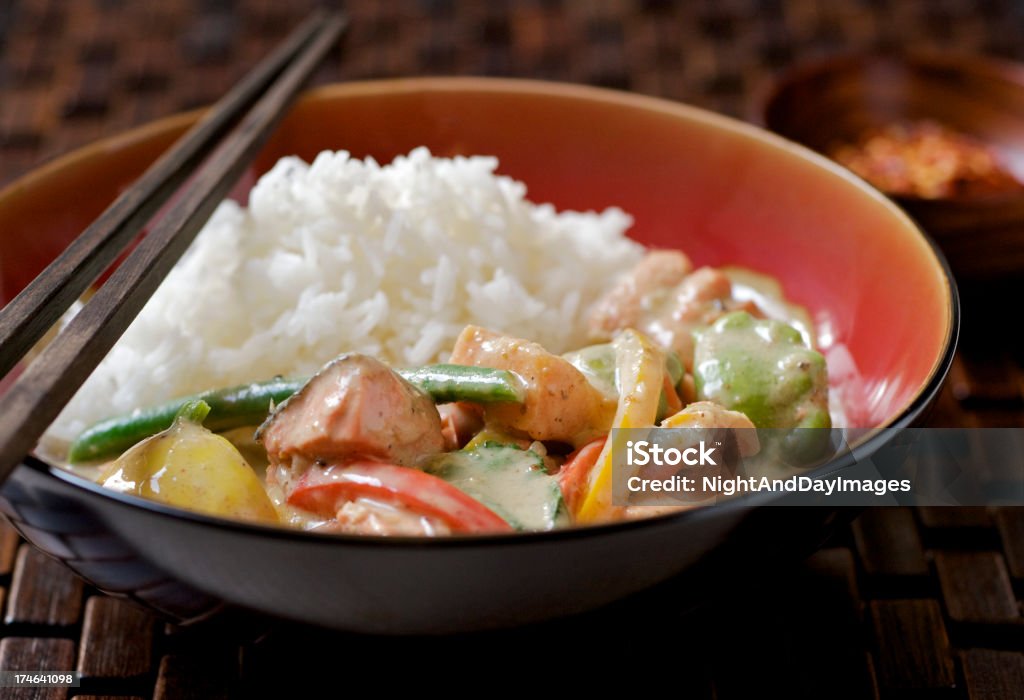Curry tailandés con pescado, verduras y el arroz en un tazón rojo - Foto de stock de Alimento libre de derechos