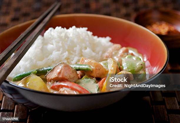 Curry Tailandés Con Pescado Verduras Y El Arroz En Un Tazón Rojo Foto de stock y más banco de imágenes de Alimento