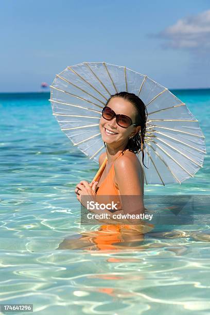 Mujer Feliz De Vacaciones Foto de stock y más banco de imágenes de Actividades recreativas - Actividades recreativas, Adulto, Agua