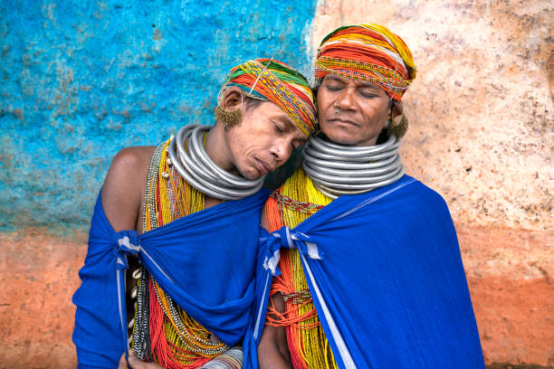 deux femmes vêtues de leurs costumes traditionnels de la région indienne d’odisha se reposent après avoir travaillé dans les champs - asian tribal culture photos photos et images de collection