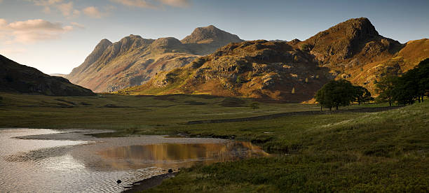 blea tarn - langdale pikes panoramic english lake district cumbria foto e immagini stock