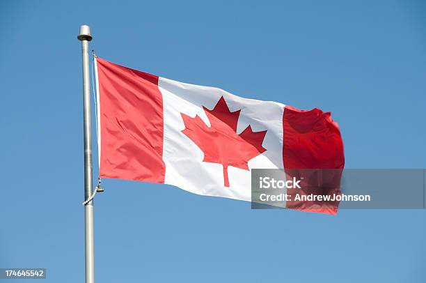 Bandera Canadiense Foto de stock y más banco de imágenes de Bandera - Bandera, Bandera canadiense, Bandera nacional