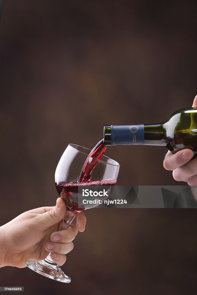 Verter el vino tinto - Foto de stock de Bebida alcohólica libre de derechos