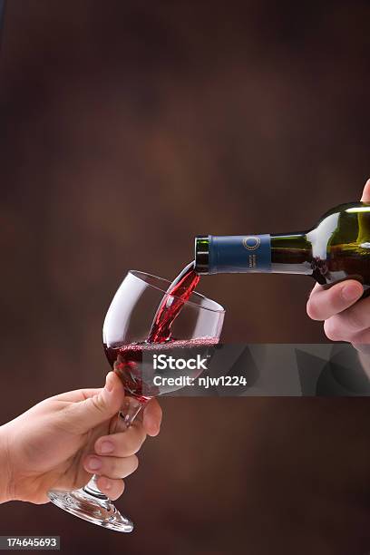 Verter El Vino Tinto Foto de stock y más banco de imágenes de Bebida alcohólica - Bebida alcohólica, Botella, Botella de vino