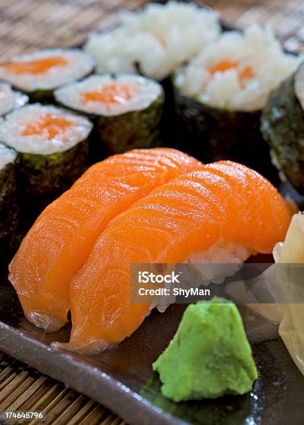 Sushi Foto de stock y más banco de imágenes de Alimento - Alimento, Cena, Comida gourmet