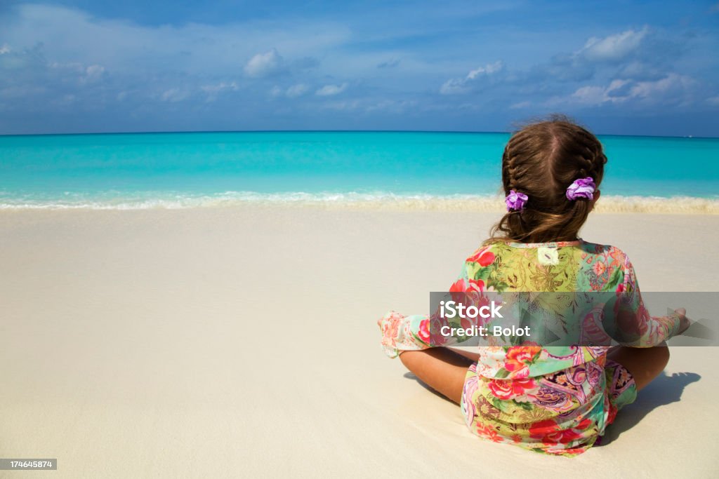 Petite fille assise sur la plage - Photo de 4-5 ans libre de droits