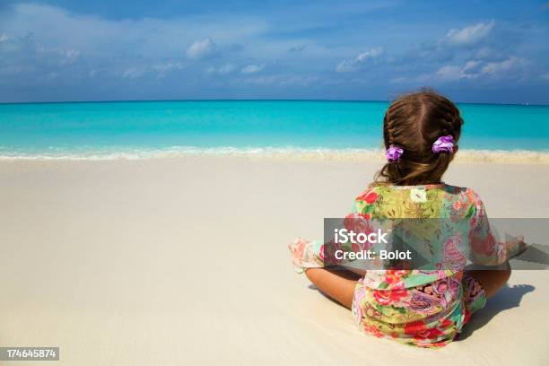 Маленькая Девочка Сидит На Пляж — стоковые фотографии и другие картинки 4-5 лет - 4-5 лет, Багамские острова, Белый