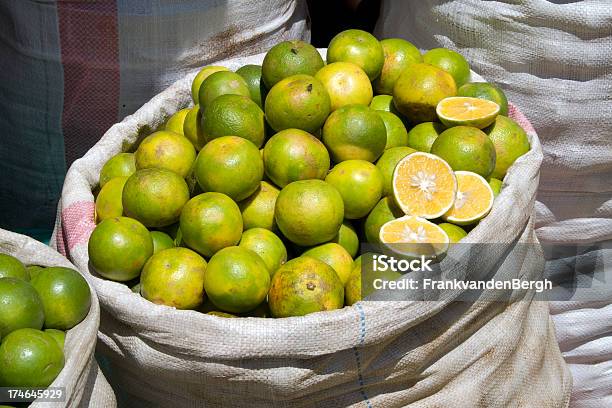 Laranjas - Fotografias de stock e mais imagens de Alimentação Saudável - Alimentação Saudável, Ao Ar Livre, Banca de Mercado