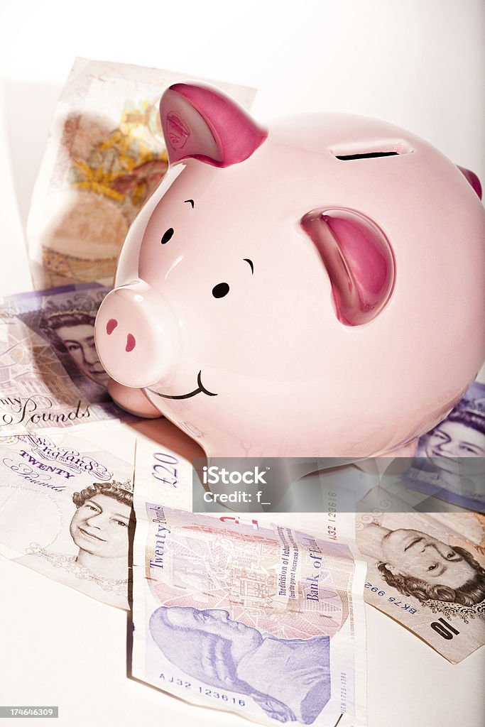 Tirelire en forme de cochon sur un tas d'argent - Photo de Activité bancaire libre de droits