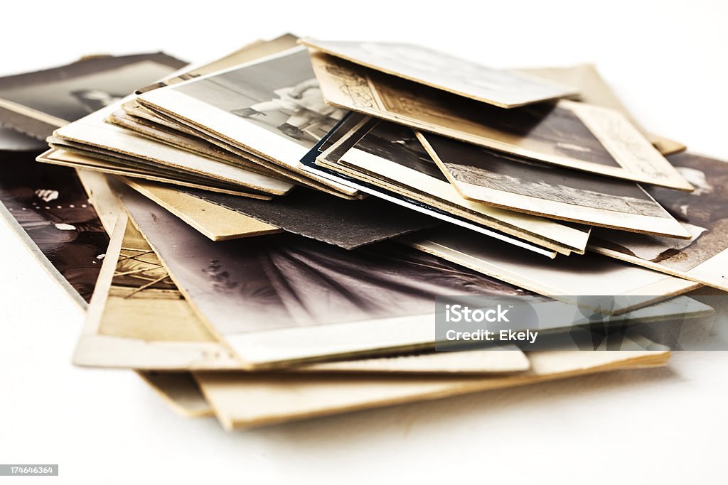 Pilha de fotos antigas usado família em fundo branco. - Royalty-free 1900 Foto de stock
