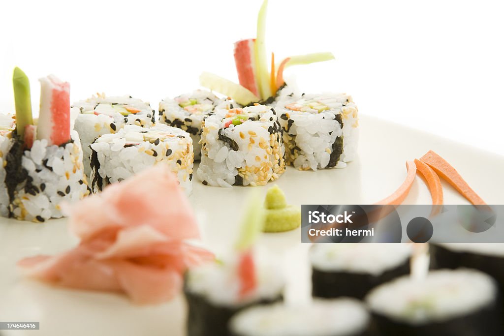 maki sushi sobre fondo blanco - Foto de stock de Alimento libre de derechos