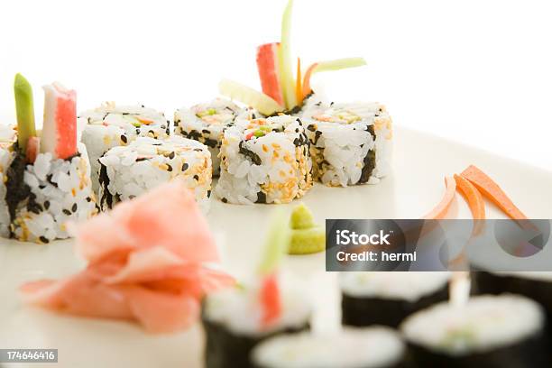 Maki Sushi Sobre Fondo Blanco Foto de stock y más banco de imágenes de Alimento - Alimento, Arroz - Comida básica, Belleza