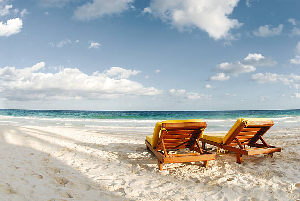 Un bello amanecer en la playa de Cancún México en tiempo de vacaciones