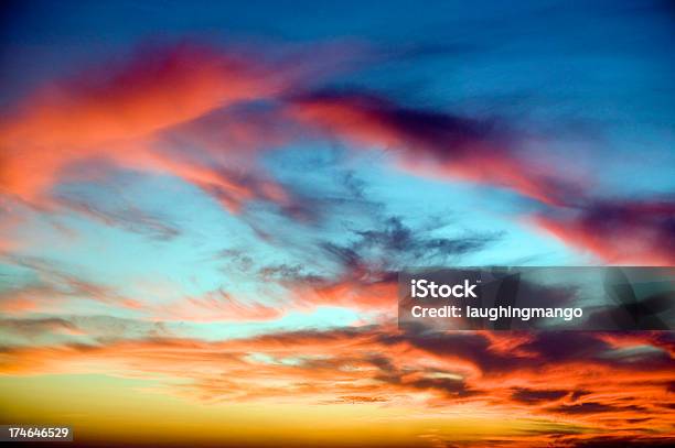 Orange Wolken Sonnenuntergang Der Dämmerung Stockfoto und mehr Bilder von Abenddämmerung - Abenddämmerung, Aura, Bedeckter Himmel