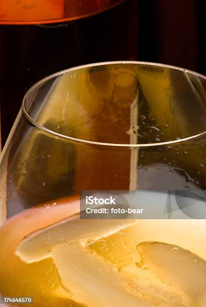 Whisky En Un Vidrio Foto de stock y más banco de imágenes de Bebida alcohólica - Bebida alcohólica, Color - Tipo de imagen, Color champagne
