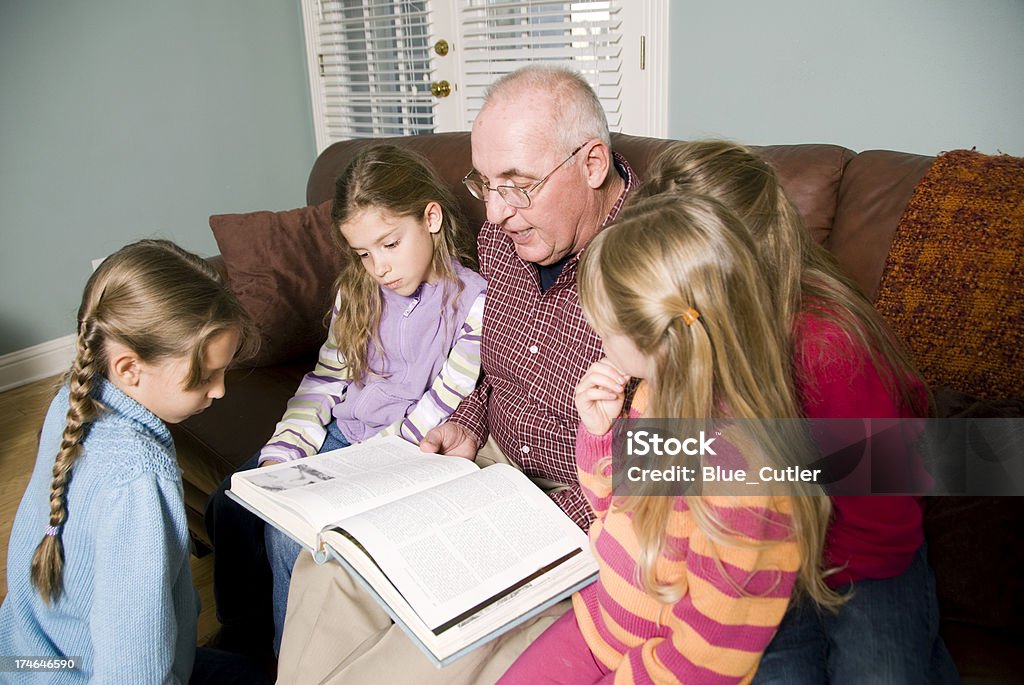 Großvater und Enkel lesen ein Buch - Lizenzfrei Bilderbuch - Illustrationen Stock-Foto