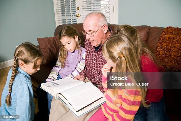 Großvater Und Enkel Lesen Ein Buch Stockfoto und mehr Bilder von Bilderbuch - Illustrationen - Bilderbuch - Illustrationen, Großvater, Märchen