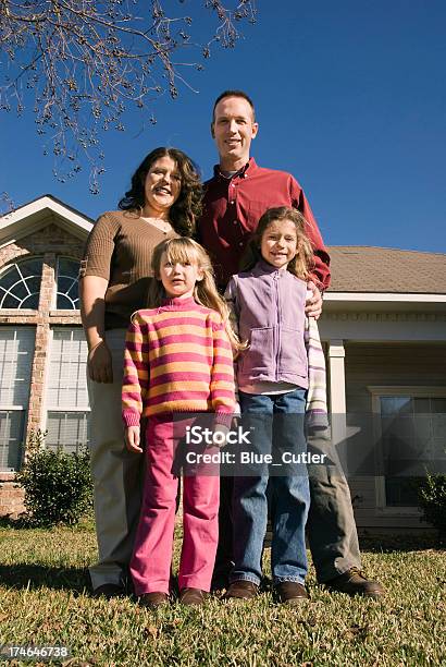 Rodzina Stojąc Przed Dom - zdjęcia stockowe i więcej obrazów Dach - Dach, Szczęście, Wlasność domu
