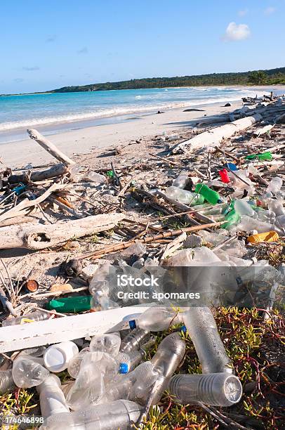 Dumping Al Mar Foto de stock y más banco de imágenes de Playa - Playa, Plástico, Basura