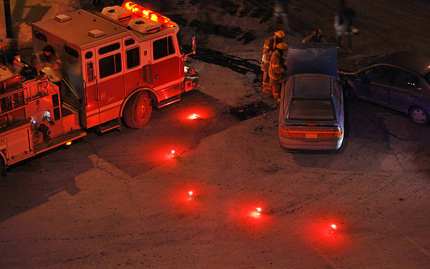 wóz strażacki przybywających w wypadku - car fire accident land vehicle zdjęcia i obrazy z banku zdjęć
