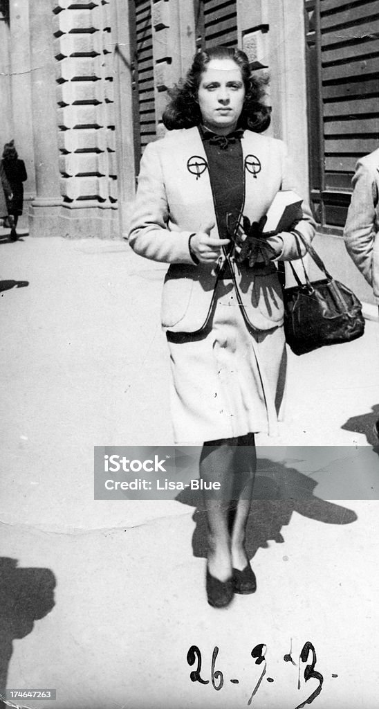 Mujer caminar en 1943 - Foto de stock de 1940-1949 libre de derechos
