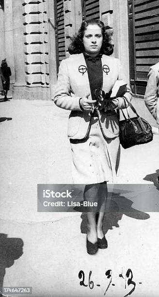 Mujer Caminar En 1943 Foto de stock y más banco de imágenes de 1940-1949 - 1940-1949, Italia, Acera