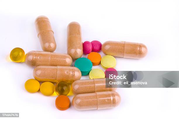 Pillole Di Colore - Fotografie stock e altre immagini di Capsula - Capsula, Close-up, Composizione orizzontale