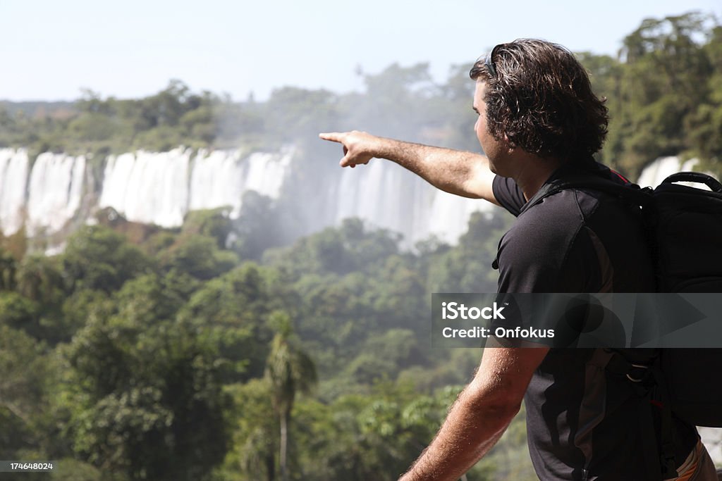 Homme pointant les chutes d'Iguazu, Argentine - Photo de Tomber libre de droits