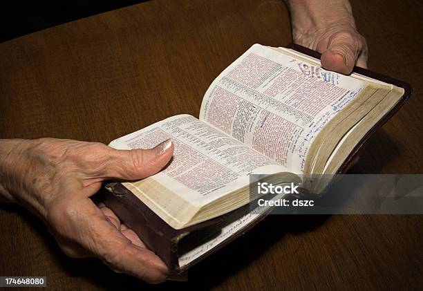 Foto de Old Mãos De Fé e mais fotos de stock de Religião - Religião, Abrindo, Acabado