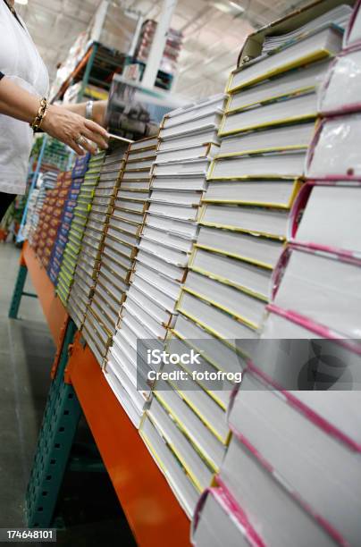 Foto de Reserve De Compras e mais fotos de stock de Best-seller - Conceito - Best-seller - Conceito, Livro, Armazém