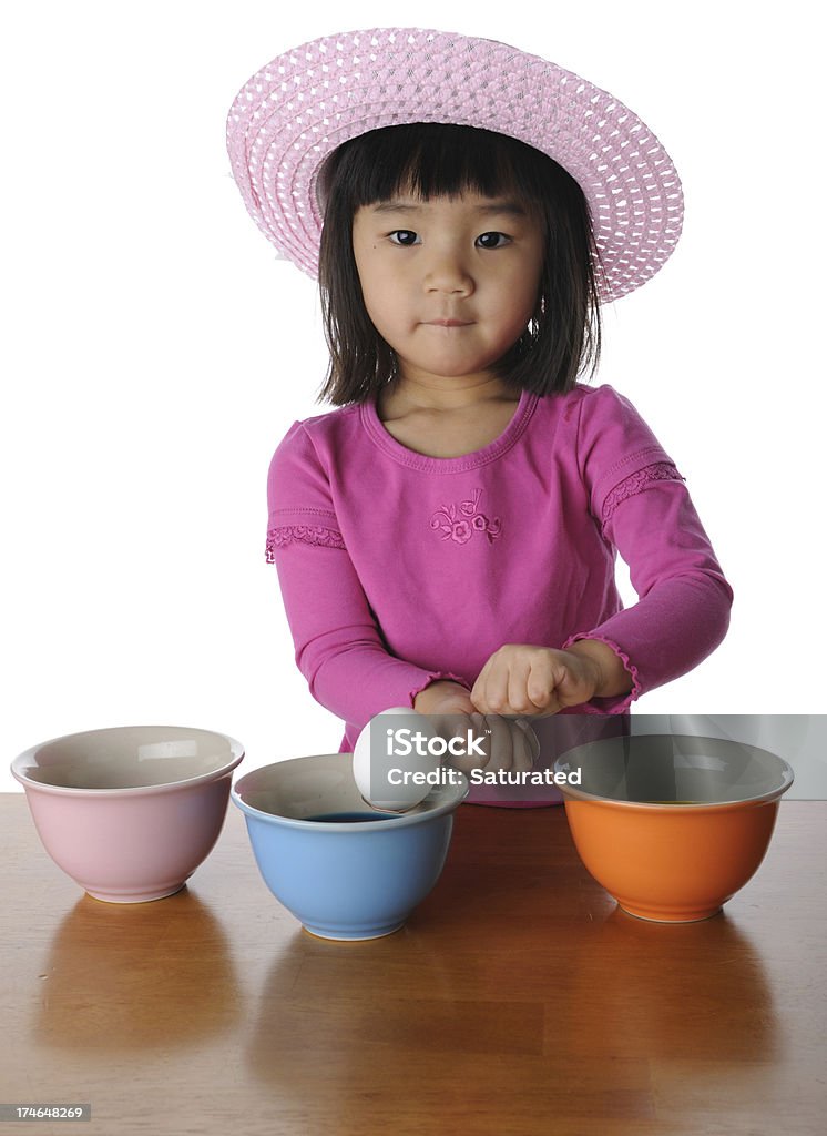 Kleines Mädchen Dipping Ei in Färben - Lizenzfrei Blumenhäubchen Stock-Foto