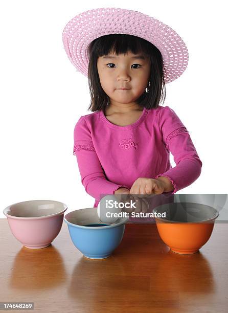 Kleines Mädchen Dipping Ei In Färben Stockfoto und mehr Bilder von Blumenhäubchen - Blumenhäubchen, Dippen, 2-3 Jahre