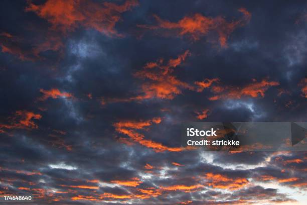Magenta Orange Atardecer Foto de stock y más banco de imágenes de Anochecer - Anochecer, Azul, Belleza de la naturaleza