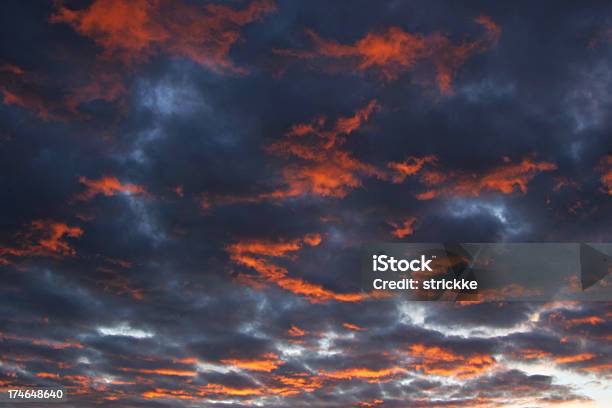 Magenta Laranja Pôr Do Sol - Fotografias de stock e mais imagens de Anoitecer - Anoitecer, Azul, Beleza natural